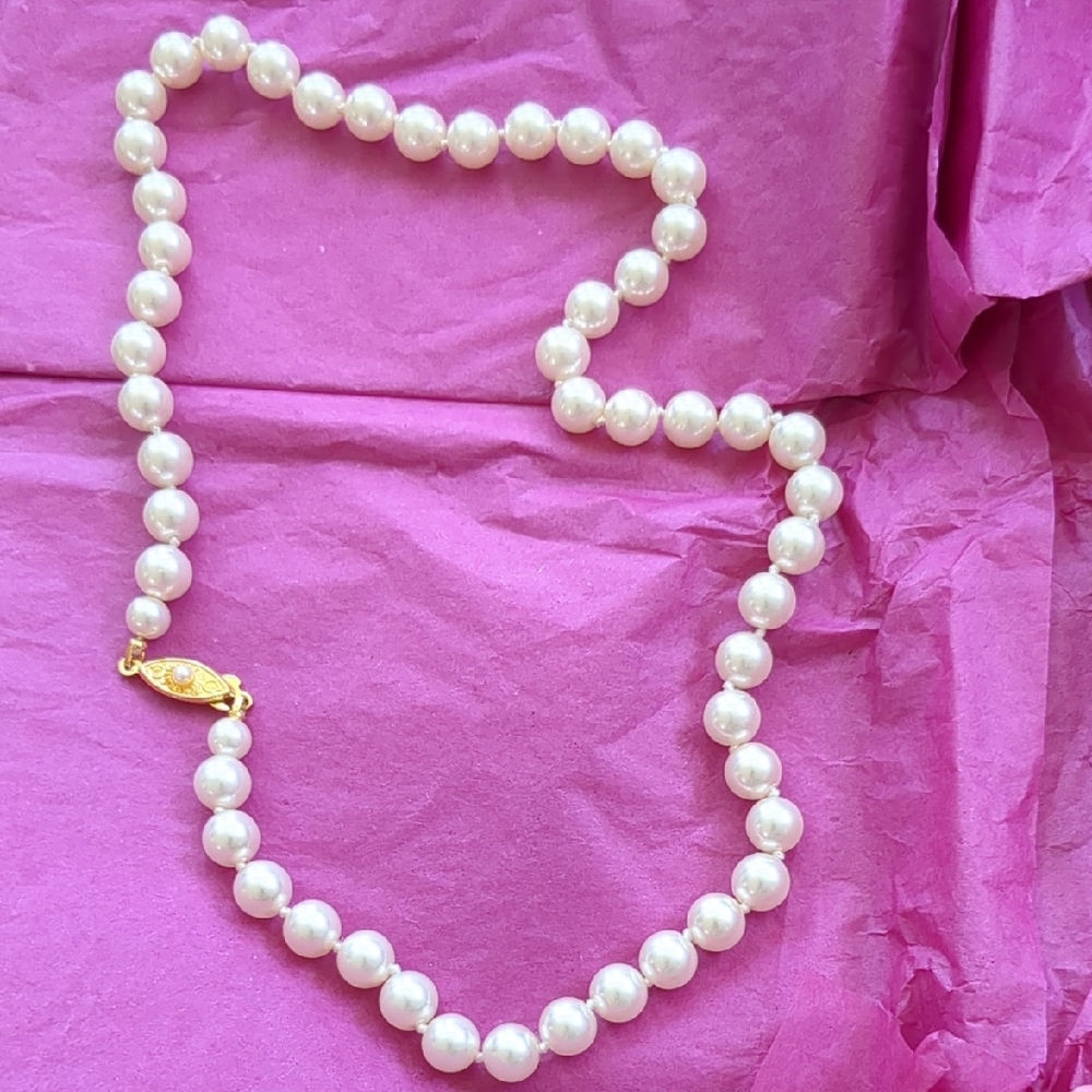 Elegant Pearl Necklace with Gold Clasp